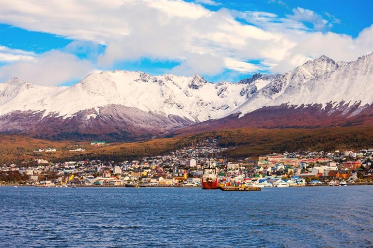 Sneeuwtoppen achter de stad Ushuaia