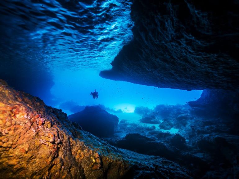 Snorkelen bij de Blue Room Cave op Curaçao
