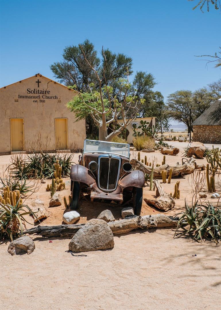 Solitaire, iconisch dorp met autowrakken
