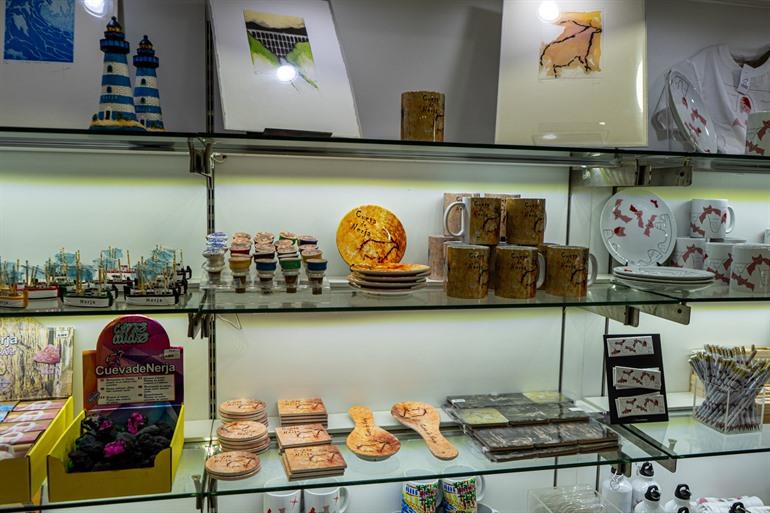 Souvenirshop met muurschilderingen Nerja grotten