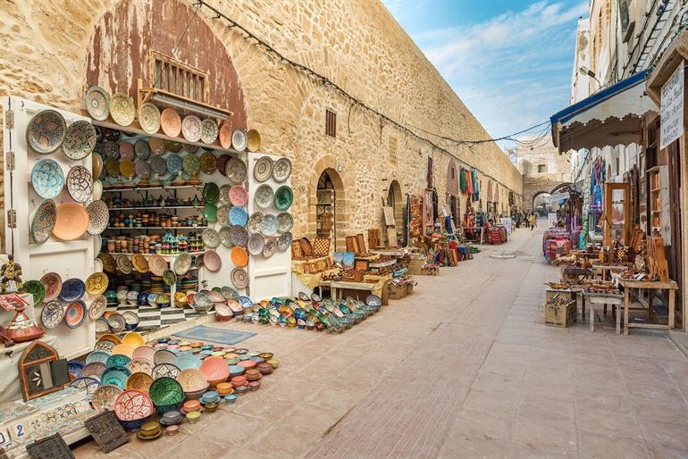 Souvenirwinkels in de medina van Essaouira, Marokko
