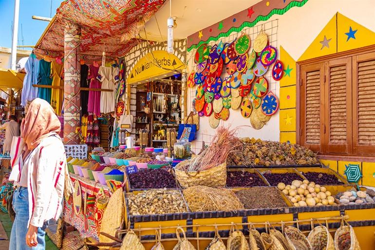 Souvenirwinkeltjes in een Nubisch dorp