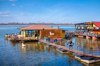 Splavs, drijvende rivierclubs of rivierboten in Belgrado