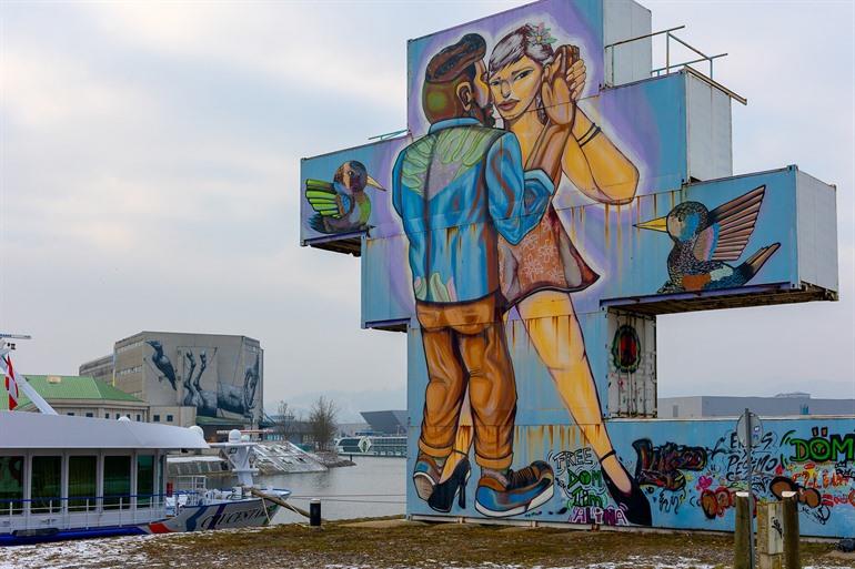 Spot de muurschilderingen in de Mural Harbor, Linz