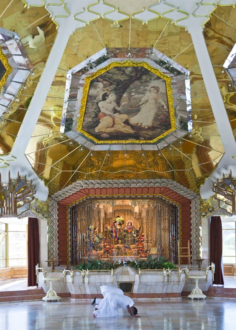 Sri Sri Radha Radhanath Temple binnen