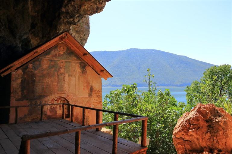 St. Mary's Church op het eiand Maligrad in Prespa National Park