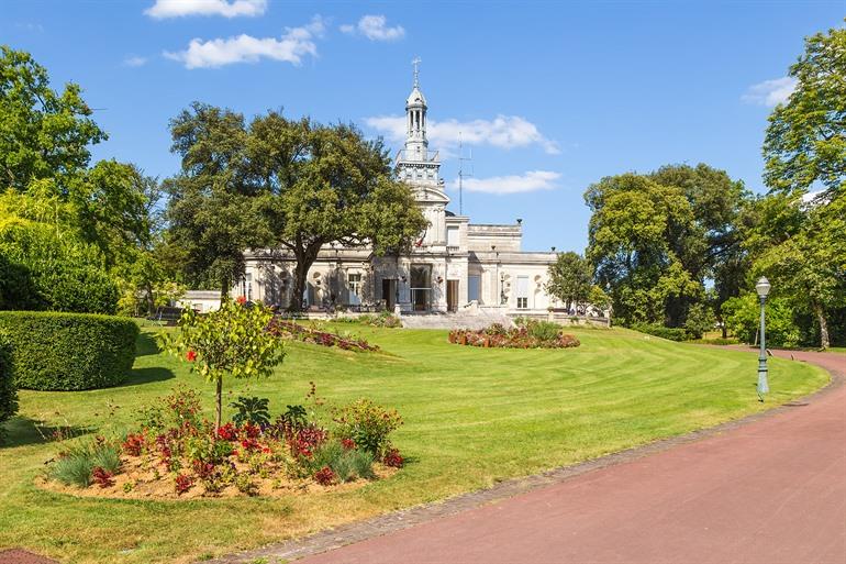 Stadhuis in het stadspark van Cognac