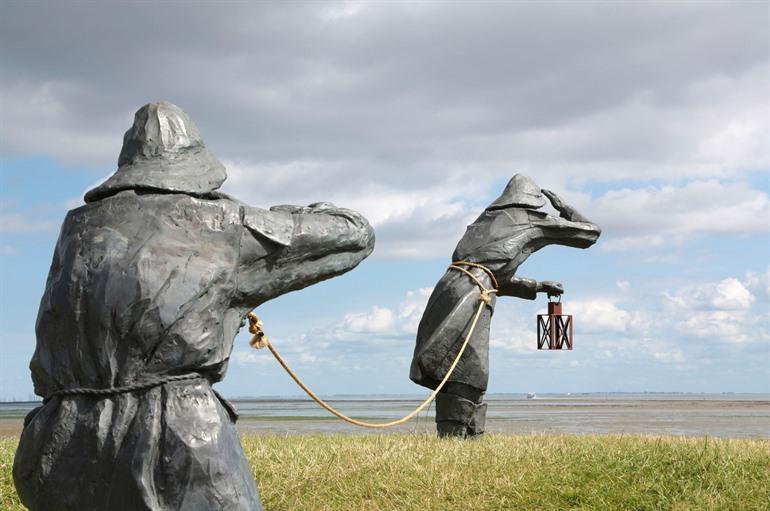 Standbeeld Dijkwacht in Ballum op Ameland