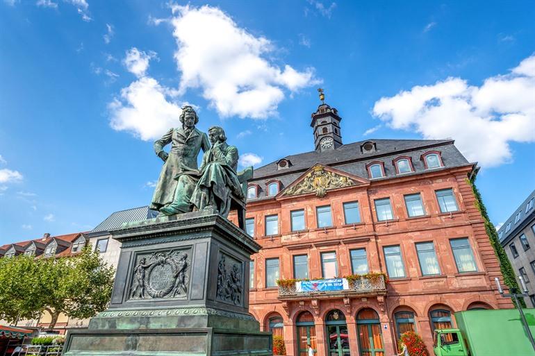 Standbeeld van de Gebroeders Grimm voor het stadhuis in Hanau, Hessen