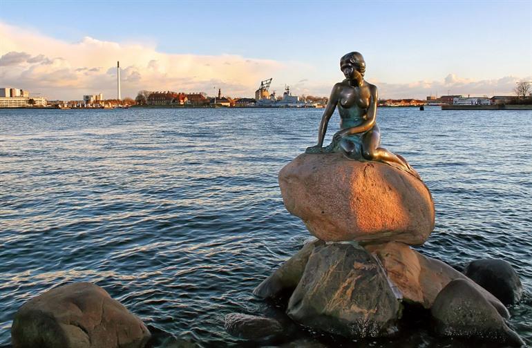 Standbeeld van de Kleine zeemeermin in Kopenhagen
