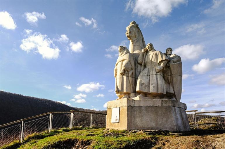Standbeeld van de Vier Zonen van Aymon in Bogny-sur-Meuse