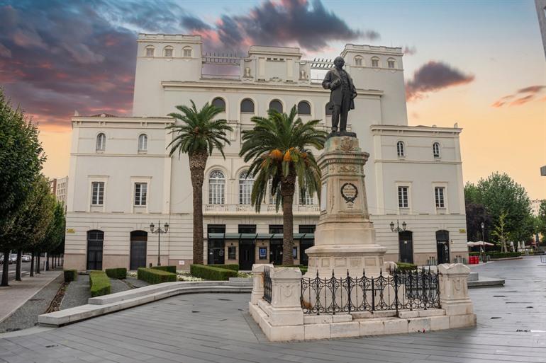 Standbeeld van José Morena voor het theater