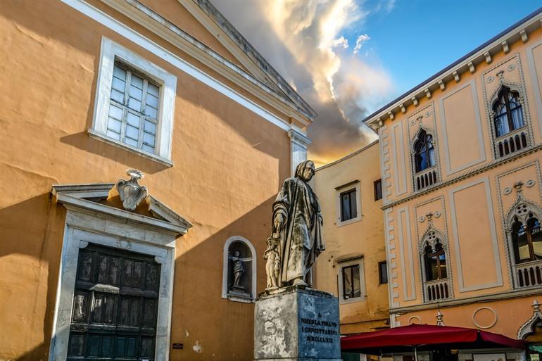 Standbeeld van Niccola Pisano 