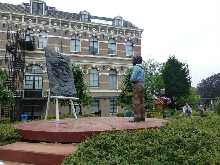 Standbeeld van Rembrandt van Rijn nabij de Weddesteeg, Leiden