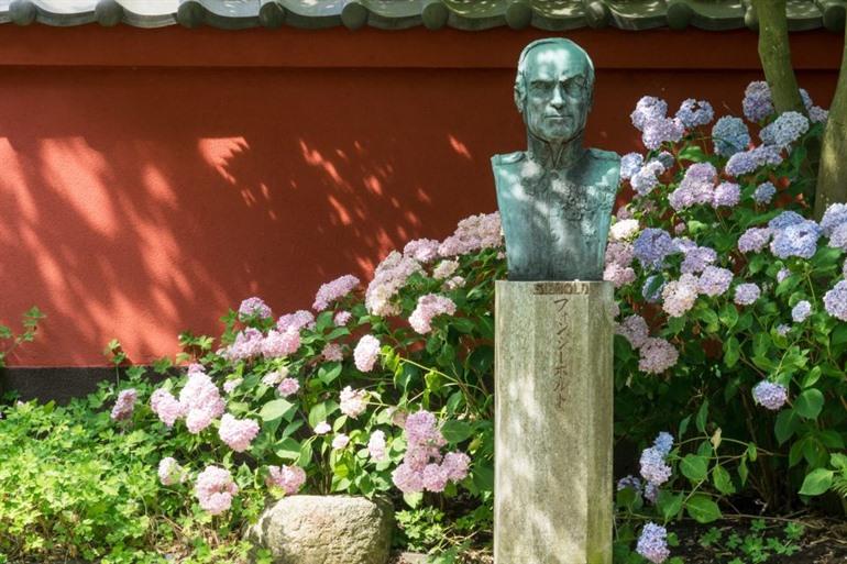 Standbeeld van Von Siebold in Hortus Botanicus Leiden