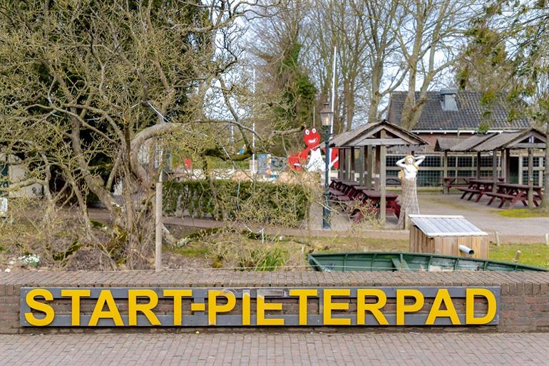 Startpunt van het Pieterpad in Pieterburen, Nederland