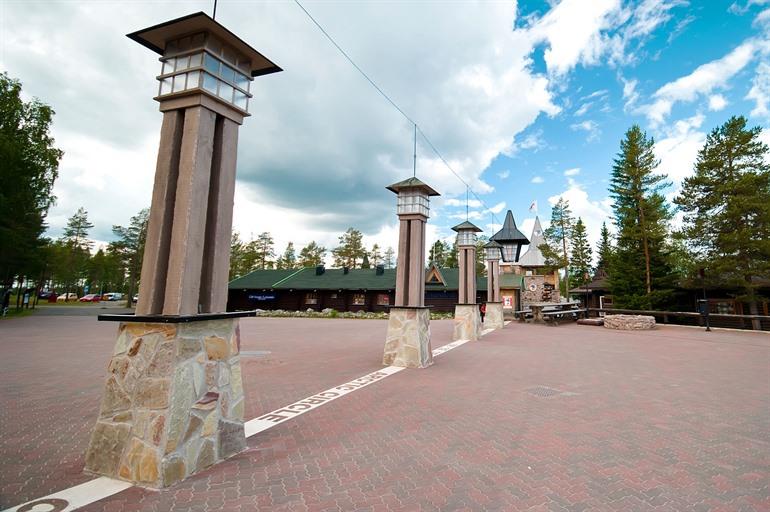 Steek de poolcirkel over in Rovaniemi, Finland