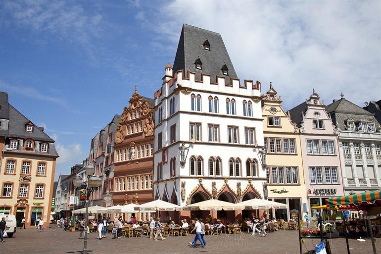 Steipe en das Rotes Haus op de Hauptmarkt in Trier
