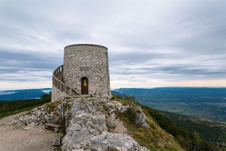 Stenen uitkijktoren op de Vojak bergtop van het Ucka gebergte, Opatija Riviera