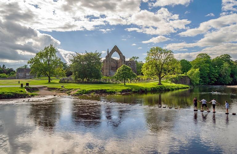 Stepping stones bij Bolton Abbey, Yorkshire Dales National Park