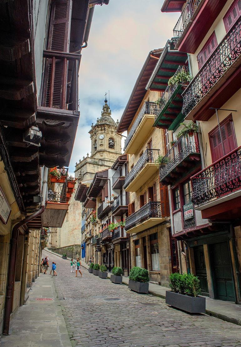Straatbeeld Hondarribia met de klokkentoren
