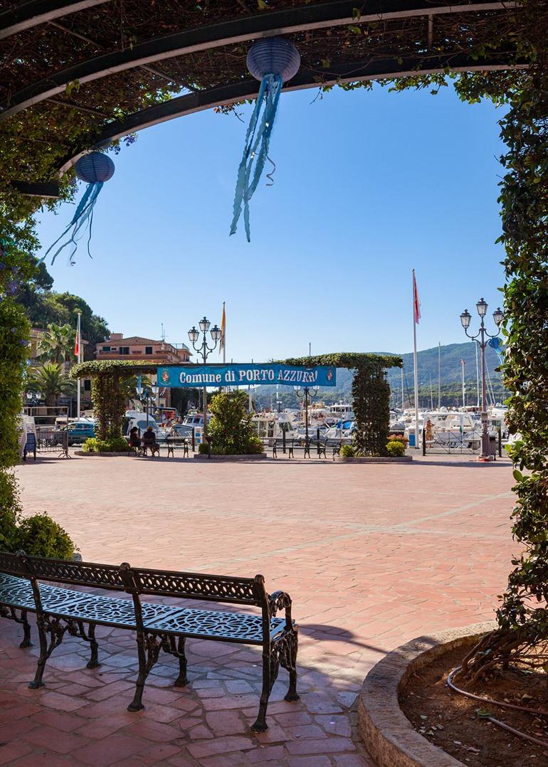 Straatbeeld Porto Azzurro, eiland Elba
