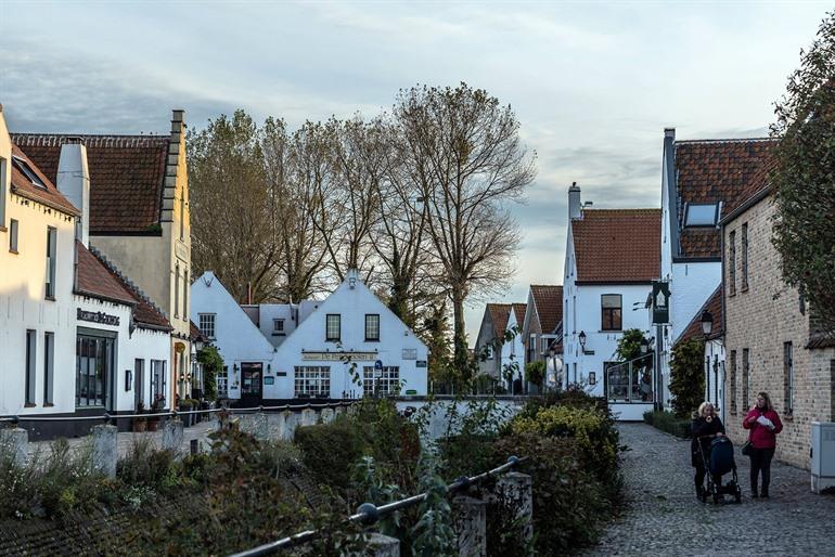 Straatbeeld van Lissewege, het witte dorpje