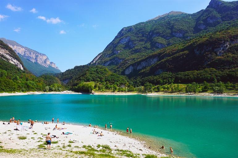 Strand aan het Lago di Ledro