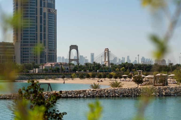 Strand met de skyline in de achtergrond