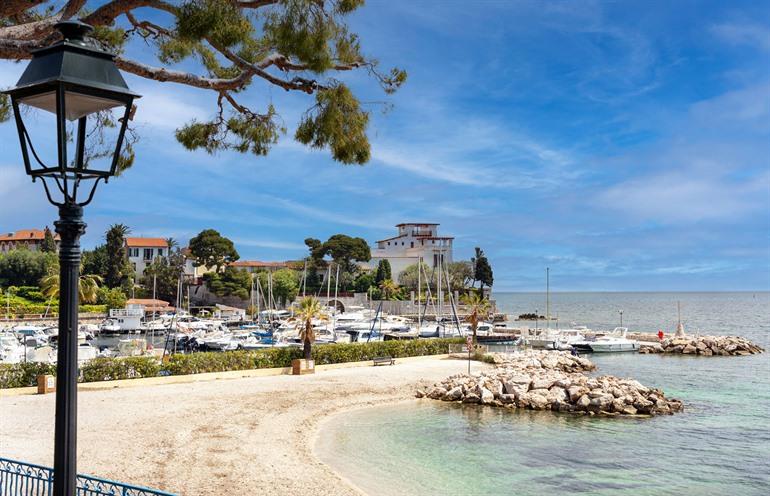 Strand van Beaulieu-sur-Mer met Villa Kérylos op de achtergrond, Franse Rivièra