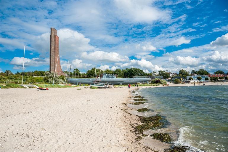 Strand van Laboe met zicht op het monument en de submarine