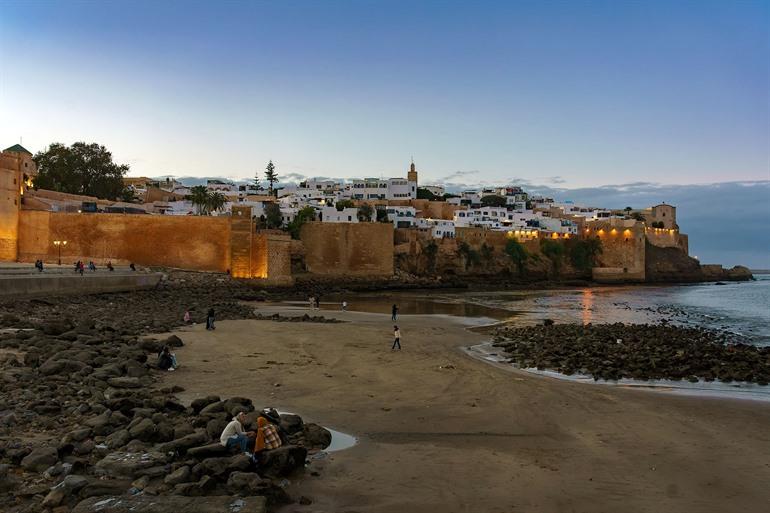 Strand van Rabat bij avondval
