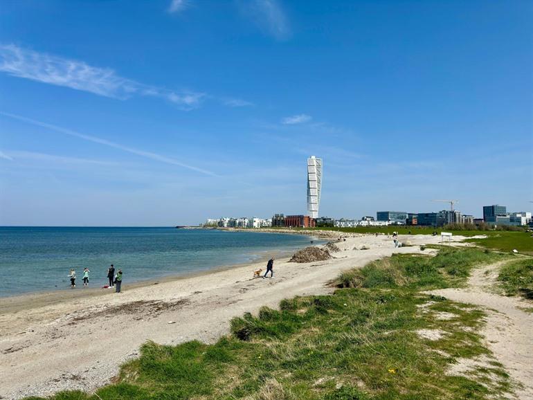 Strand van Ribersborg in Malmö met de Turning Torso op de achtergrond