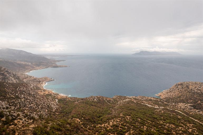 Stranden langs de kustlijn van Karpathos