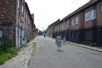 Straten met zwarte muren in Doel