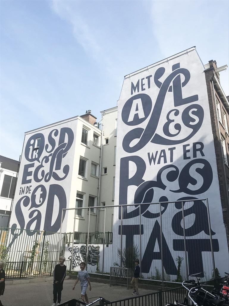 Street art werk: Ik speel in de stad met alles wat er bestaat in Amsterdam