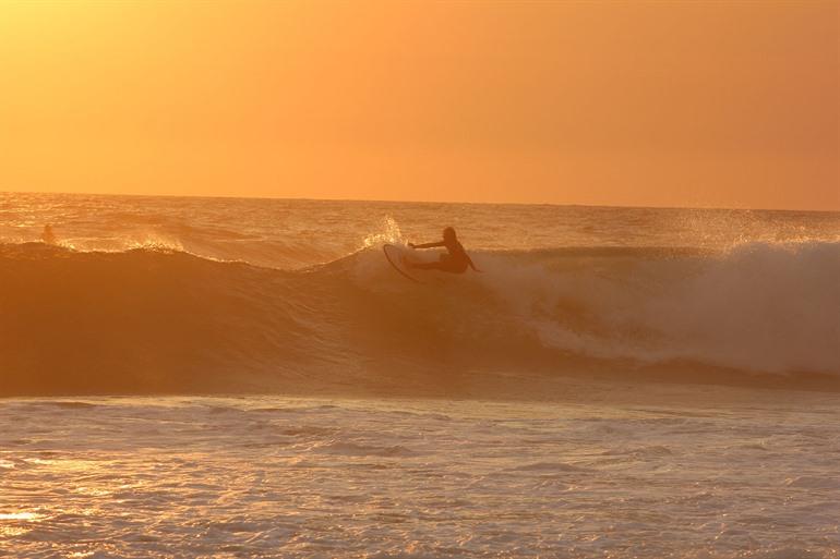 Sunset surfing bij Lacanau