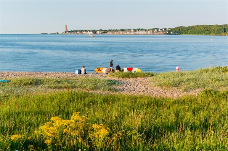 Surfers op het strand buiten Kiel