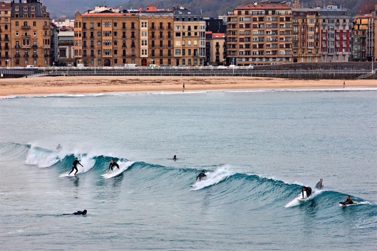 Surfers op het Zurriola strand in San Sebastian, Spanje