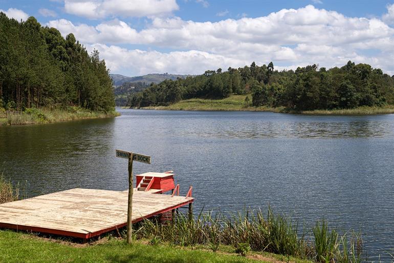 Swimming dock bij Lake Bunyonyi