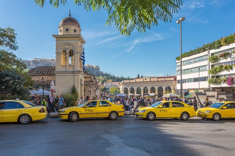 Taxi's in de Monastiraki wijk van Athene, Griekenland
