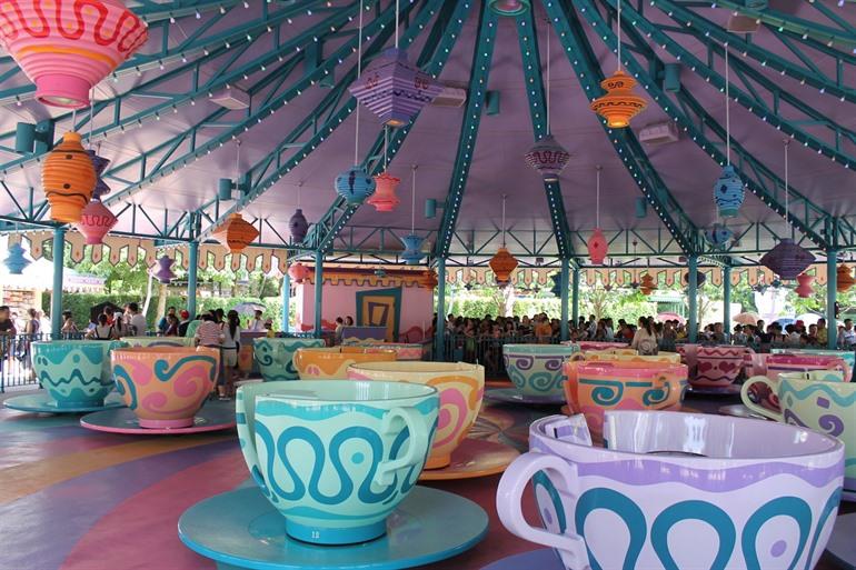 Tea Cups van Alice in Wonderland