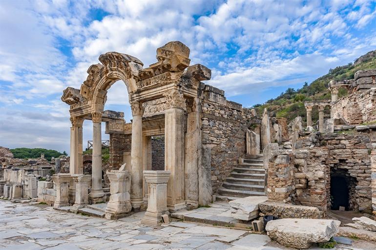 Tempel van Hadrianus bezoeken in Efeze, Turkije