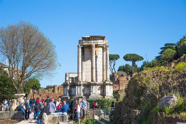 Tempel van Vesta bezoeken in het Forum Romanum, Rome