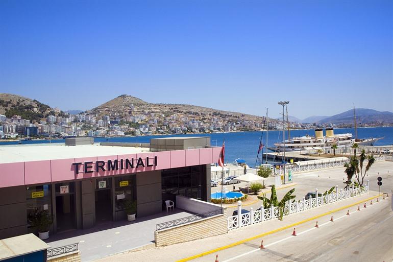 Terminal in de haven van Sarandë, Albanië