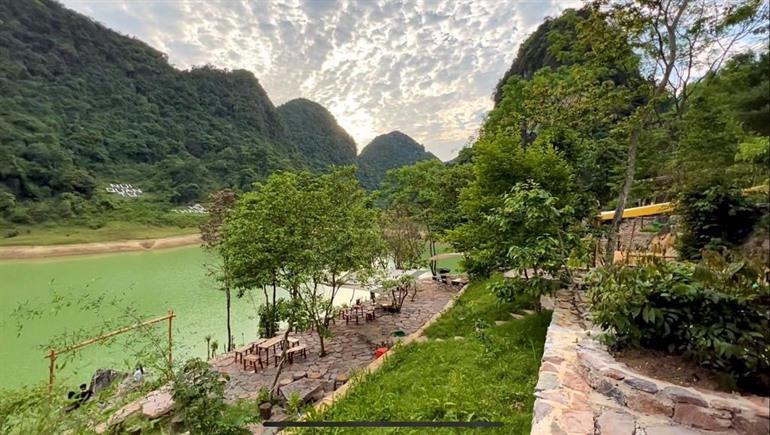 Thang Hen Lake Eco Resort