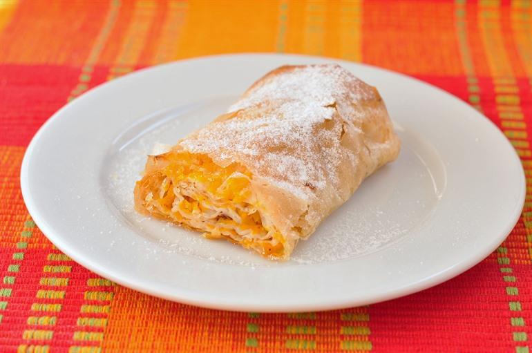 Tikvenik, gevuld met pompoenmengsel, Bulgaarse keuken