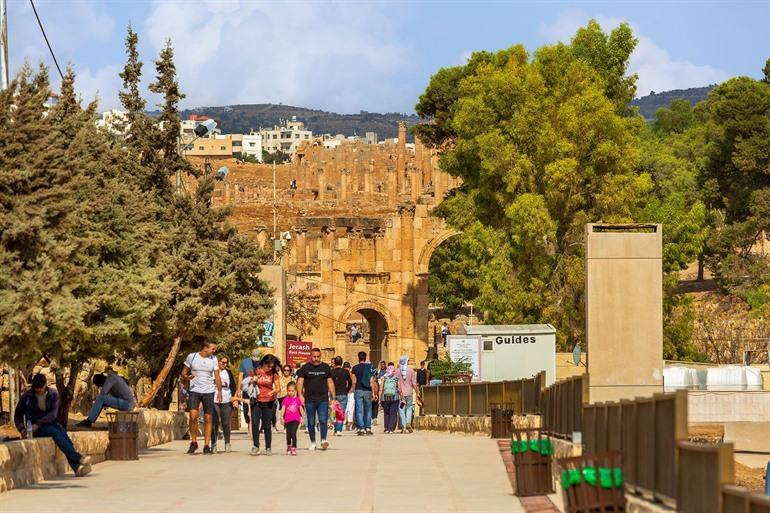 Toeristen bij de ingang van de archeologische vindplaats, Jerash in Jordanië
