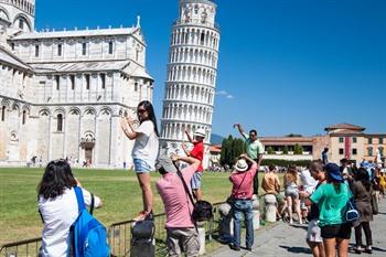 Toeristen bij de Pisa Toren