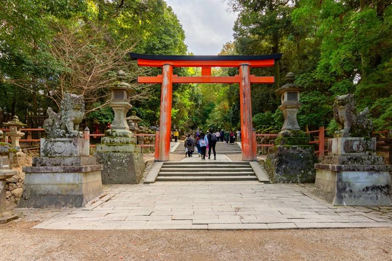 Torii poort naar Kasuga-Taisha
